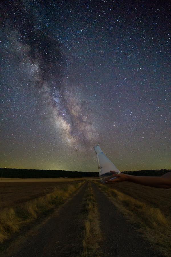 Todo es polvo de estrellas. Esta imagen del centro de la Vía Láctea tomada en las cercanías de Fuentes, Cuenca, nos recuerda que el universo conocido se extiende hasta distancias difícilmente concebibles para la mente humana.. 