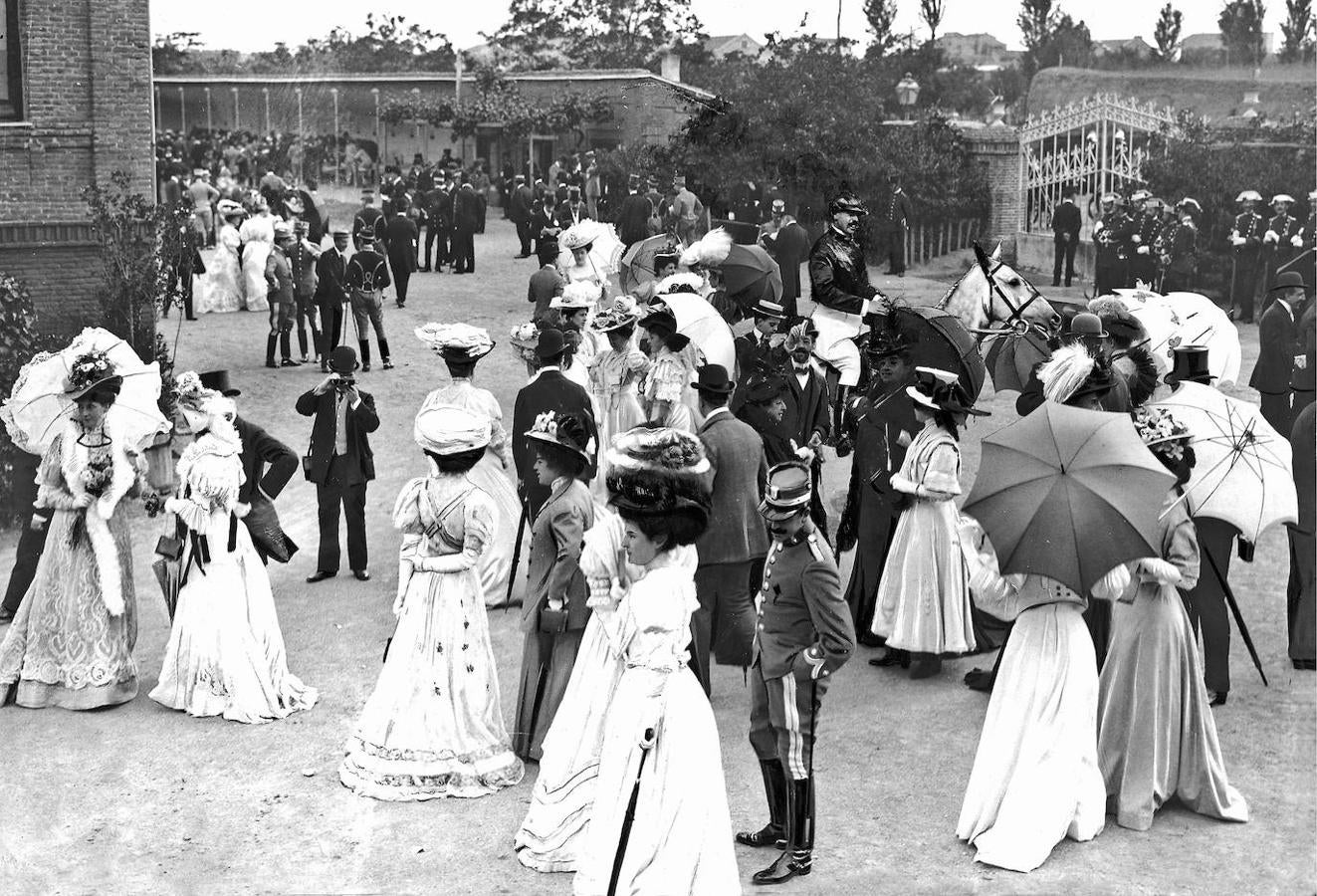 Hipódromo de la Castellana, lugar de encuentro de la alta sociedad madrileña (1902). 