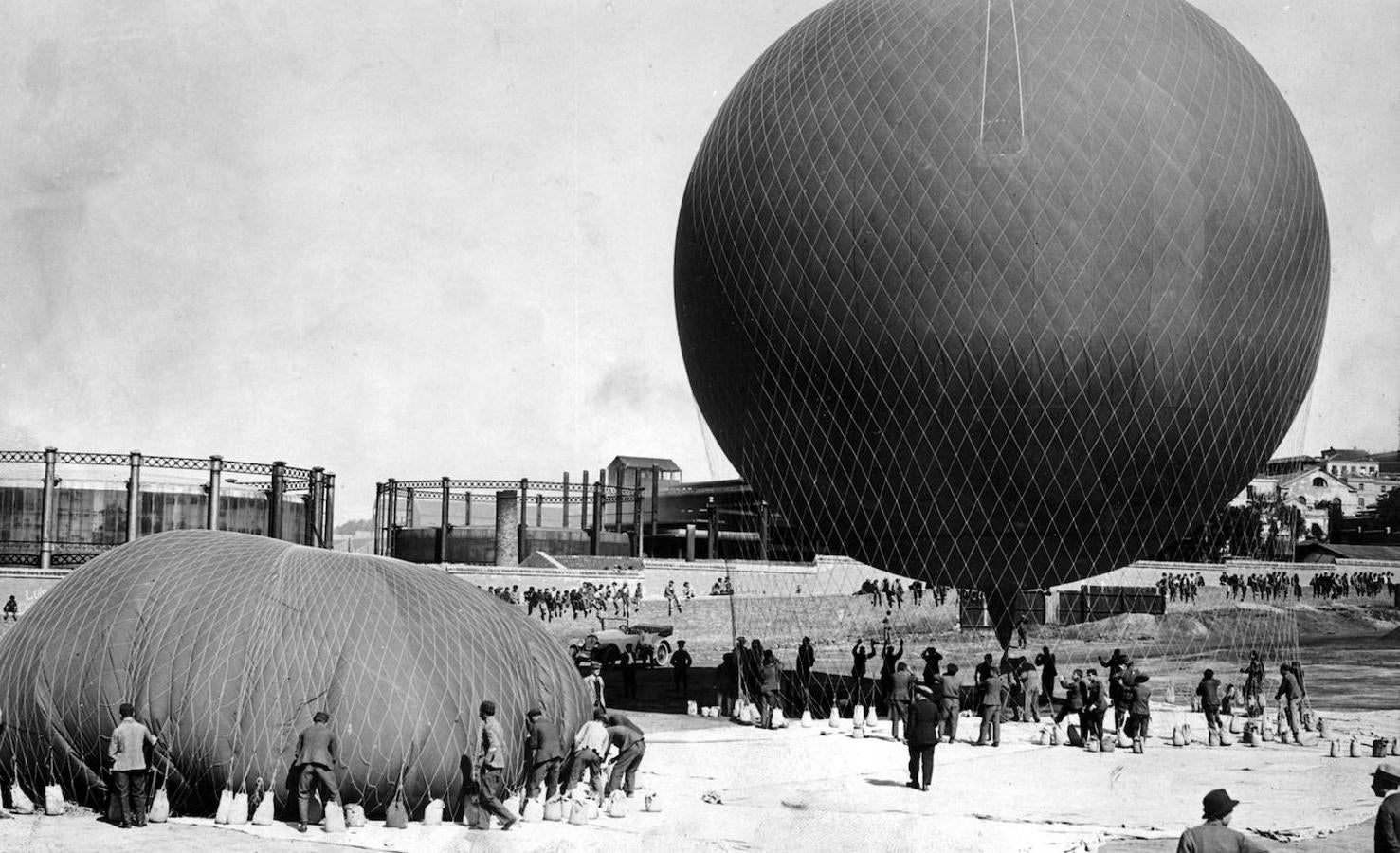 Suelta de globos en el parque aerostático para disputar la copa del Ayuntamiento (1923). 