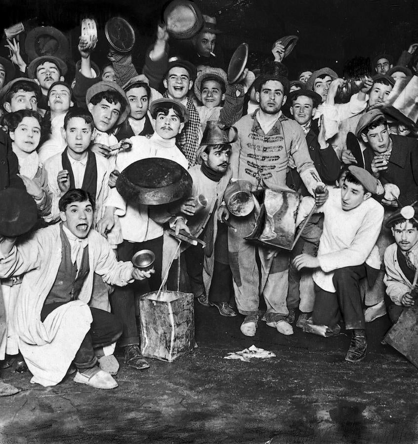 Un detalle de la fiesta de las uvas en la Puerta del Sol al dar las doce campanadas del 31 de diciembre (1912). 