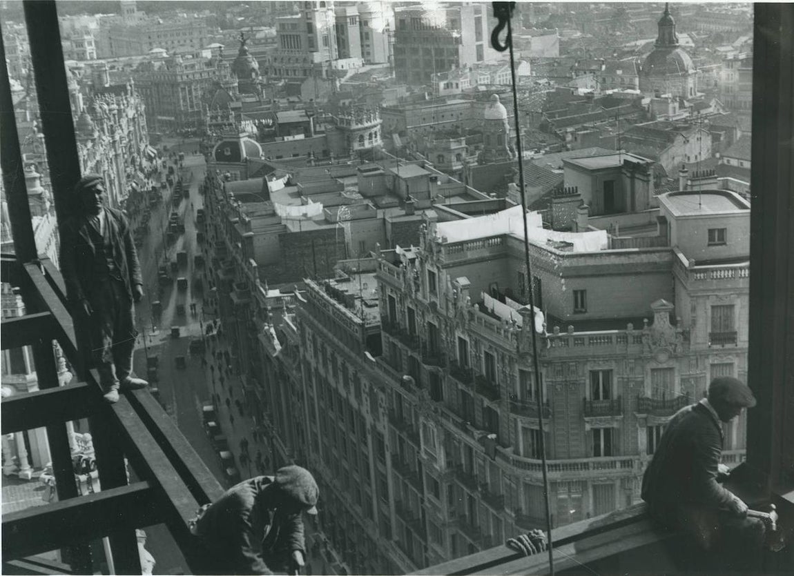 Vista de la Gran Vía desde el edificio de Telefónica en construcción (1928). 