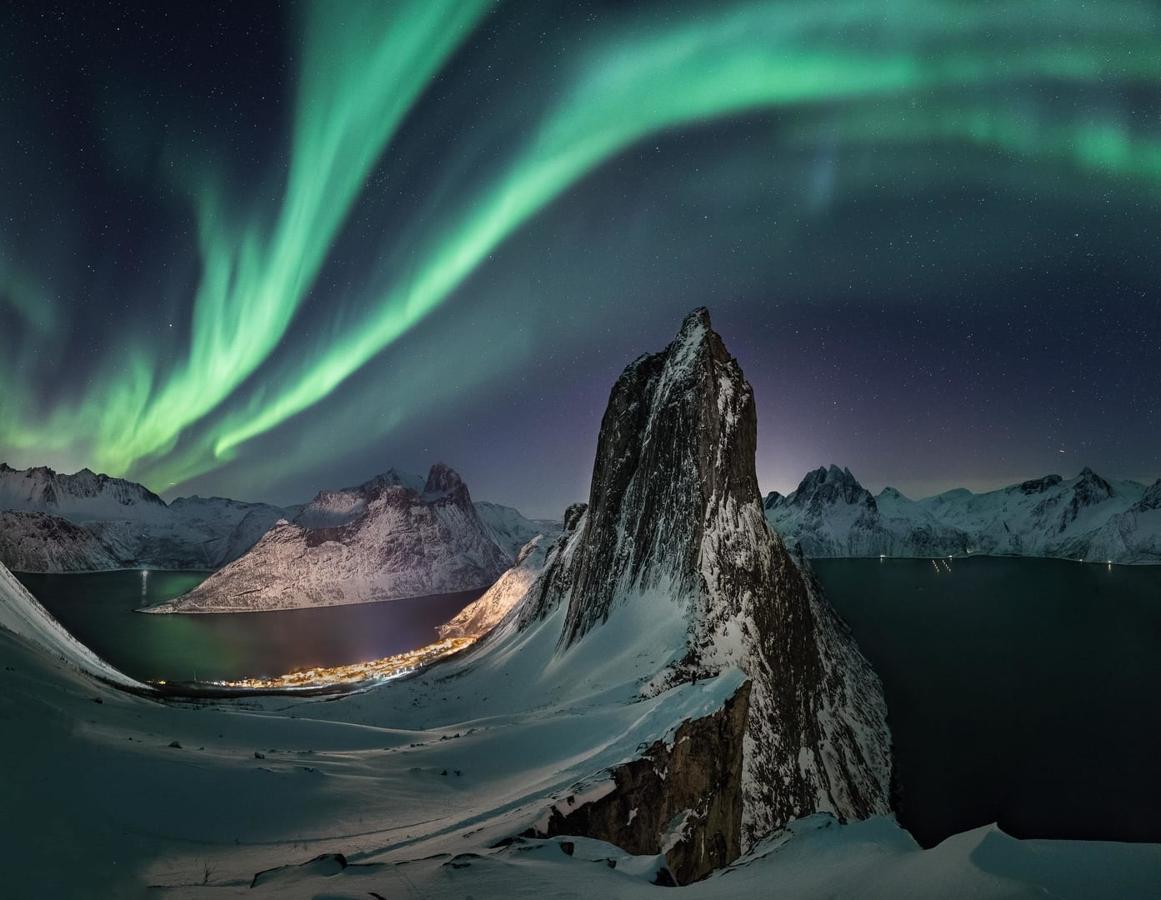 La catedral de la aurora, Frøydis Dalheim. Muchas son las historias que envuelven a este espectáculo natural, como la leyenda sami que cuenta que un zorro cruza las mesetas árticas e ilumina el cielo con las chispas que desprende su cola al arremolinarse la nieve, o la del periodo vikingo en el que se creía que las auroras boreales eran la armadura de las valquirias que arrojaba una extraña luz parpadeante.