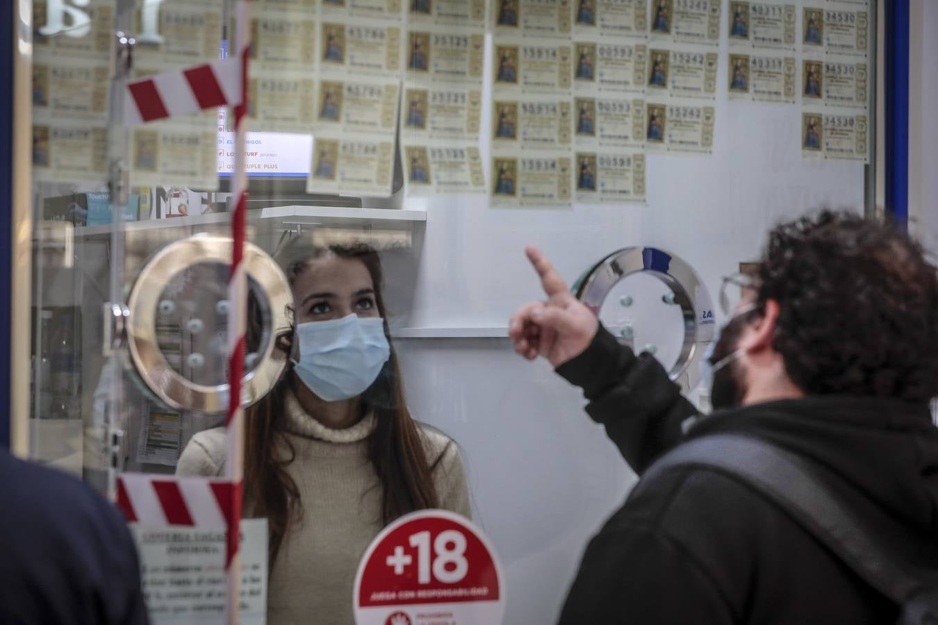 Los sevillanos apuran hasta última hora para buscar la suerte en la Lotería de Navidad. RAÚL DOBLADO