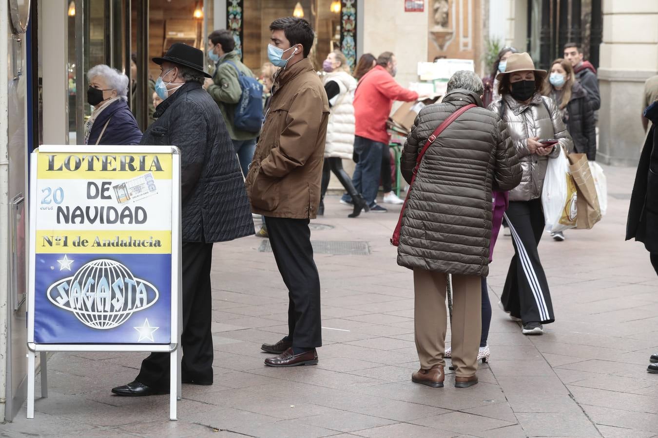 Los sevillanos apuran hasta última hora para buscar la suerte en la Lotería de Navidad. RAÚL DOBLADO