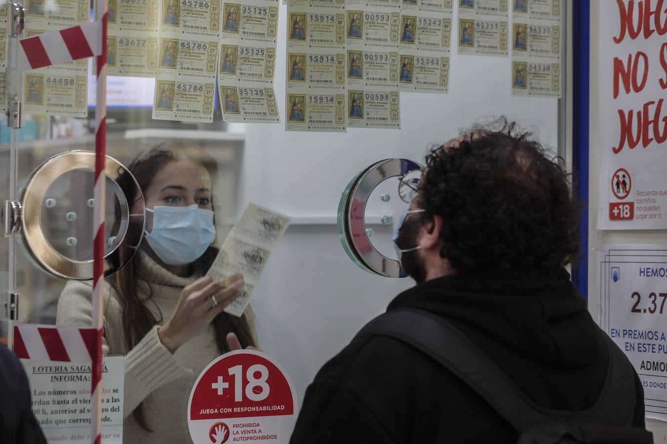 Los sevillanos apuran hasta última hora para buscar la suerte en la Lotería de Navidad. RAÚL DOBLADO