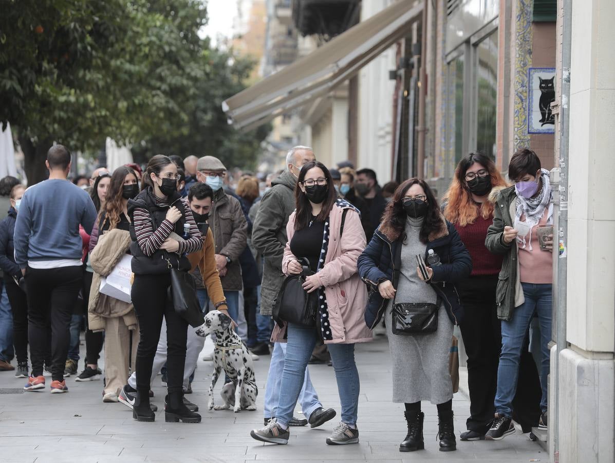 Los sevillanos apuran hasta última hora para buscar la suerte en la Lotería de Navidad. RAÚL DOBLADO