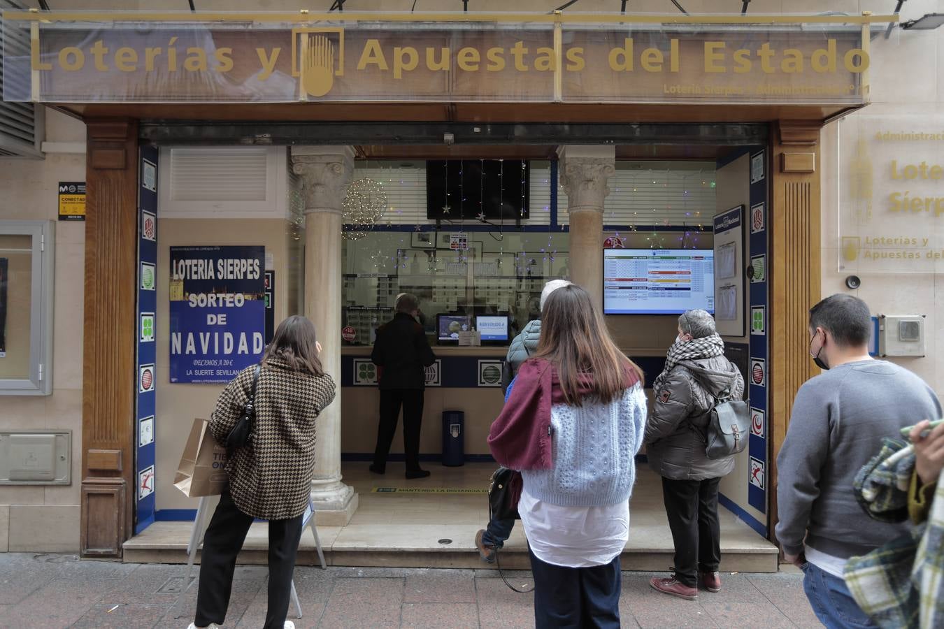 Los sevillanos apuran hasta última hora para buscar la suerte en la Lotería de Navidad. RAÚL DOBLADO