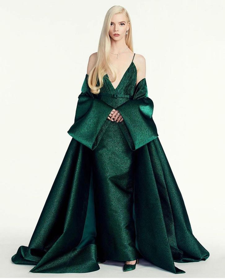 Anya Taylor-Joy en los Globos de Oro. La actriz fue galardonada con el Globo de Oro a Mejor actriz por 'Gambito de Dama' y para la ocasión eligió una creación de Dior en color verde esmeralda e inspiración retro con el que recordaba a las antiguas divas de Hollywood.