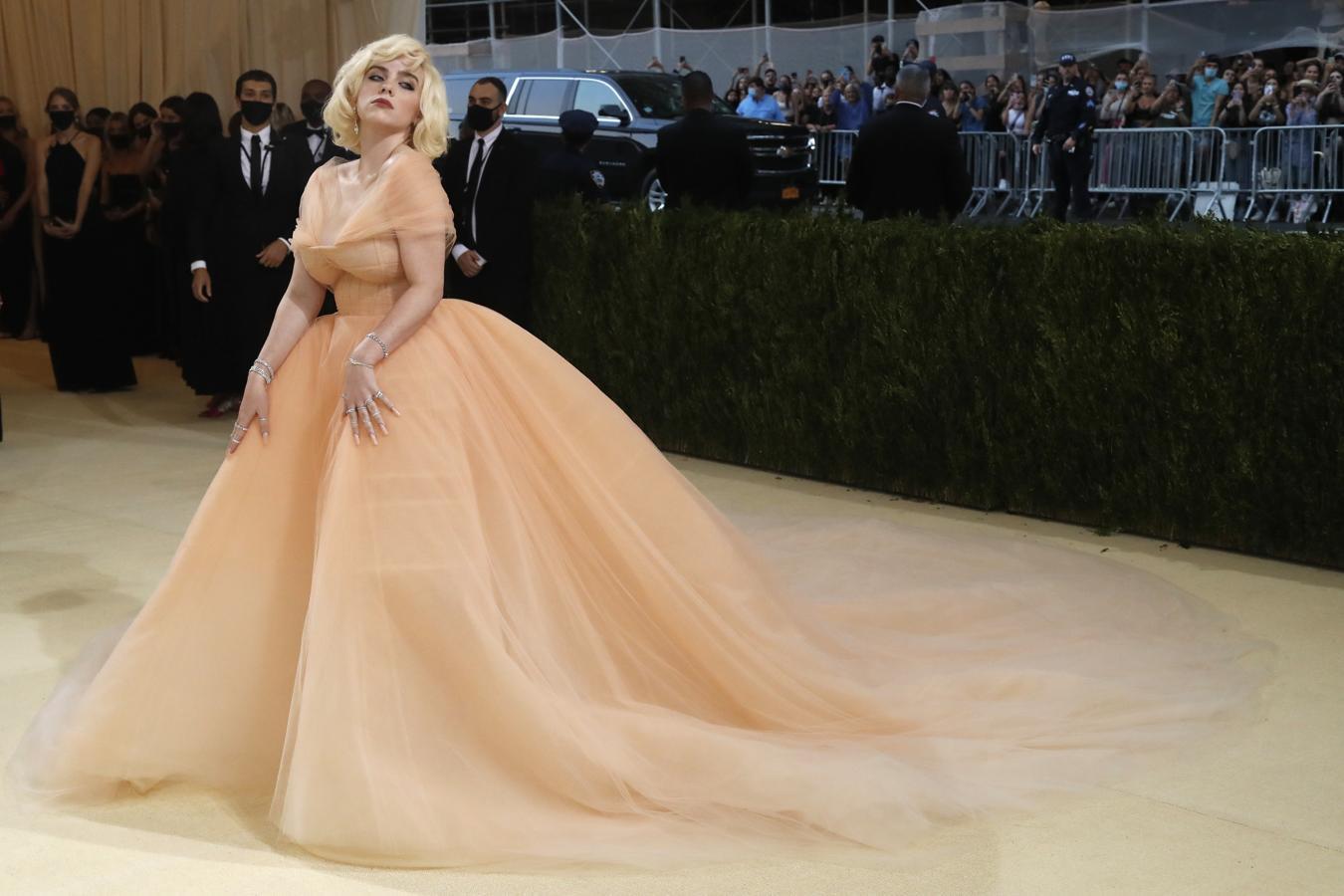 Billie Eilish en la Gala del Met. Como si de Marilyn Monroe se tratara, deslumbró con un voluminoso diseño de gasa en color melocotón, con escote Bardot y mucho vuelo firmado por Oscar de la Renta y gracias al cual se coronó como la mejor vestida de la noche.