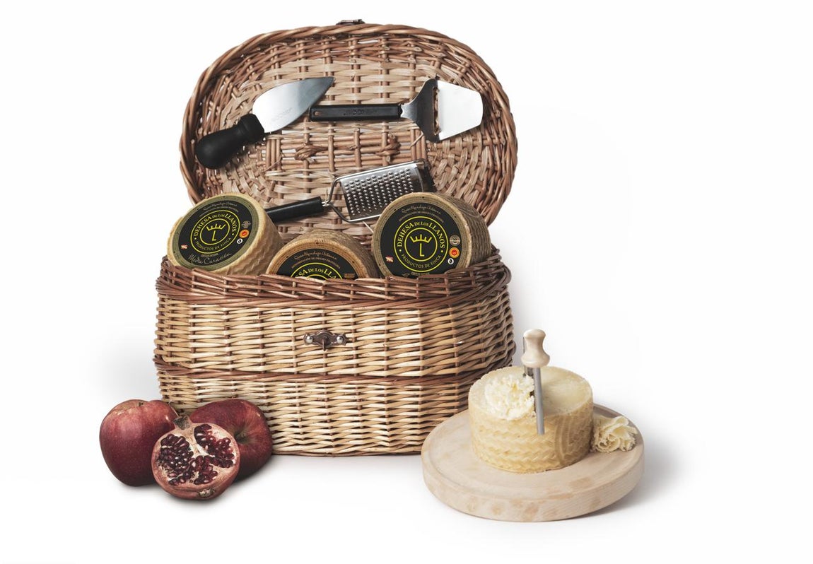 Una cesta para compartir, de Dehesa de los Llanos. Una cesta de Navidad siempre es una buena idea de regalo si contiene productos de calidad. Es el caso de la que presenta este año la finca albaceteña Dehesa de los Llanos, con una selección de sus exquisitos quesos manchegos de distinta curación (media, curado y gran reserva) acompañados de utensilios para cortarlos y manipularlos de Arcos.Precio: 159 € - Web: dehesadelosllanos.es