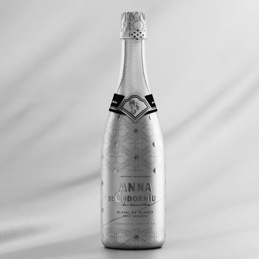 Anna de Codorníu. Codorníu, empresa elaboradora de vinos y cavas más antigua del país, lanza esta Navidad una Limited Edition dedicada a Anna de Codorníu, su cava más icónico que personaliza a la mujer emprendedora, revolucionaria y adelantada a su tiempo que era la heredera de la familia. De color amarillo con reflejos verdosos en boca es cremoso y persistente. Su burbuja es fina y en nariz se aprecian notas cítricas y de fruta tropical junto a otros aromas de crianza. Precio: 9,95€