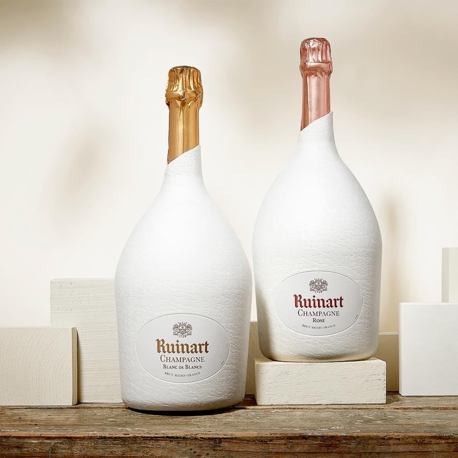 Ruinart Blanc de Blancs. La propuesta de Ruinart viene de la mano de la sostenibilidad. Lanzado en 2020 y ahora disponible en formato magnum, el estuche second skin con el que viene la botella, hecho de fibras de madera naturales, lo protege de la luz, resiste la humedad en la bodega o el frigorífico, e incluso permanece intacto en una cubitera hasta 3 horas, proponiéndolo como una nueva forma de regalar, al prescindir de las cajas tradicionales. Con predominancia cítrica, resulta ideal para maridar con pescados blancos y frutos de mar. Precio: 75€