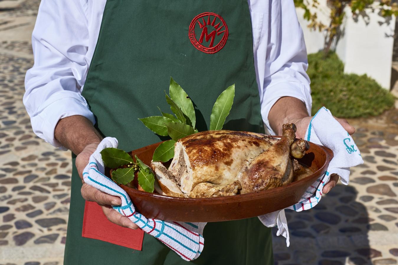 Un capón para lucirse, de Dehesa El Milagro. El capón ecológico de Dehesa El Milagro puede ser una buena opción para la mesa navideña. Viene crudo o asado y listo ya para calentar y servir. Entre los preparados hay una opción con relleno de foie, jamón, ternera y frutos. Provienen de aves criadas al aire libre y alimentadas con cereales en la finca toledana. Precio: 95, 160 ó 210 € - Web: dehesaelmilagro.com