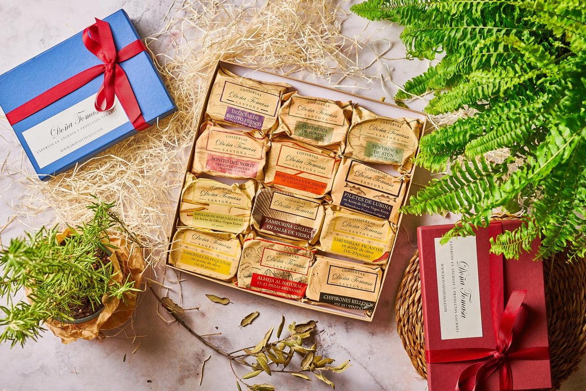 Conservas premium, de Doña Tomasa. Las cajas para regalar de Doña Tomasa, marca que comenzó con las anchoas de Cantabria y fue ampliando su cartera con otros alimentos españoles de excepción, ofrecen una experiencia culinaria premium, pues incluyen sus afamadas conservas marinas y otros productos de gran calidad como mantequilla, foies, pato, dulces artesanales, aceites o verduras singulares. Vienen con diversos embalajes y tamaños.Precio: desde 120 € la caja - Web: donatomasa.com
