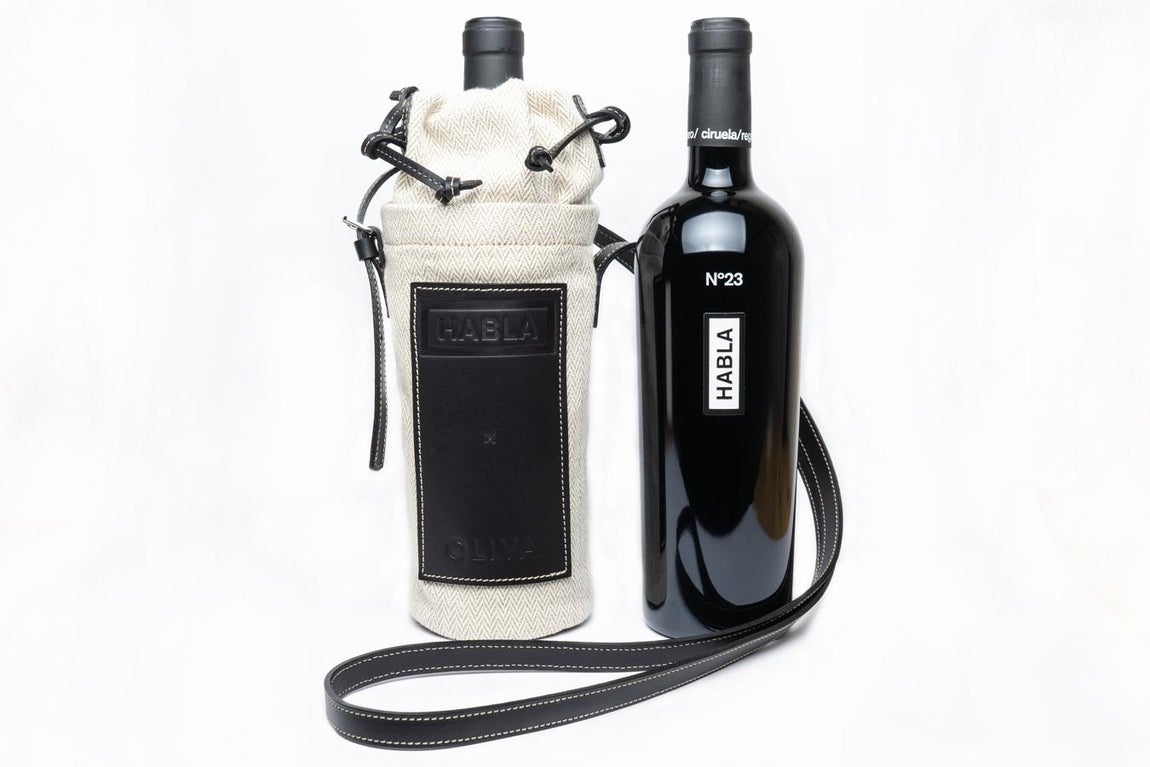 Un vino vestido a la moda, el Habla x Oliva. Bodegas Habla ha colaborado con el diseñador Juanjo Oliva para vestir una de sus botellas con un modelo único. Se trata del vino Habla numerado, en concreto del Habla Nª23, el primer monovarietal de Malbec. Para festejar su salida y crear una auténtica pieza de coleccionista, Oliva ha hecho un cubrebotellas, fabricado de forma artesanal en piel de Ubrique y sarga de algodón, que puede reutilizarse como bandolera.Precio: 150 € - Web: bodegashabla.com