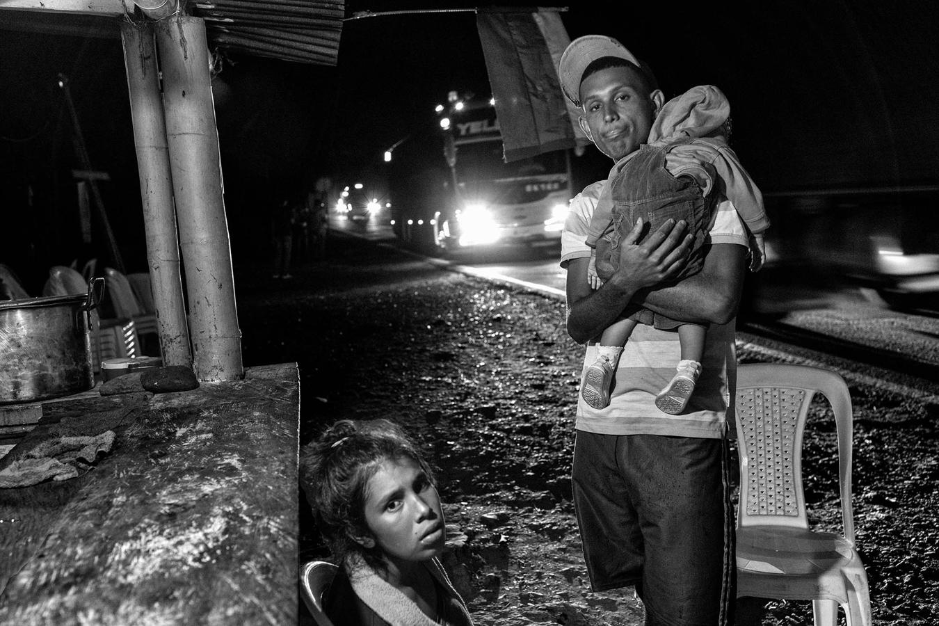 Una pareja de venezolanos y su bebé descansan en febrero de 2019 en el albergue Fundar del sector Guaduales, en la vía Cúcuta-Bucaramanga. 