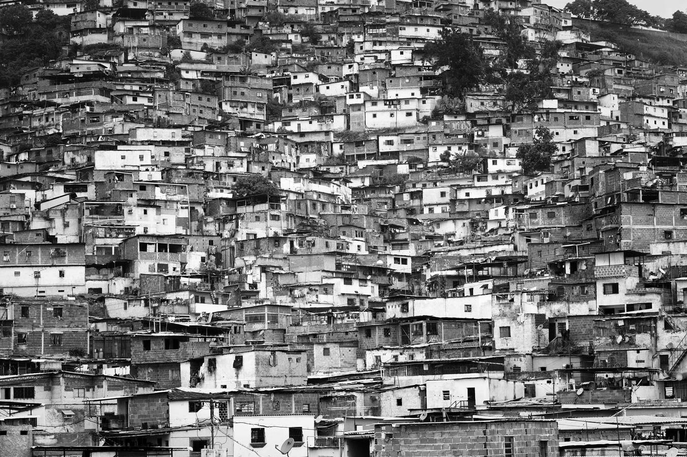 Catia es una de las muchas barriadas de Caracas y un bastión tradicional del voto chavista. Sin embargo, con el paso de los años, el cansancio por la falta de suministros básicos y los altos niveles de violencia lo convirtieron en un punto de protesta contra el Gobierno. Una circunstancia que aumentó la represión con milicias armadas bolivarianas para no perder el control social sobre la población civil. 