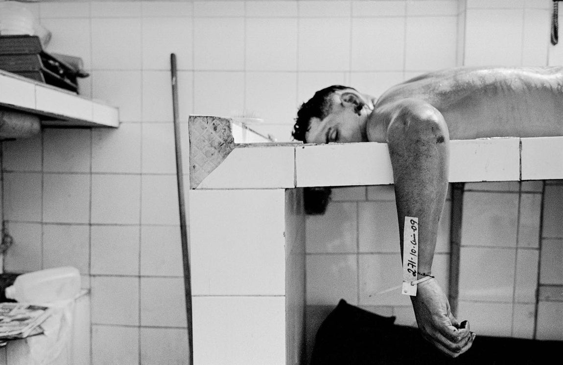 El cadáver de un civil asesinado por los 'colectivos', en concreto por el grupo Tupamaros de la Vega, descansa en la morgue en noviembre de 2009. Según su familia, su muerte se produjo porque era políticamente opuesto a Chávez. 