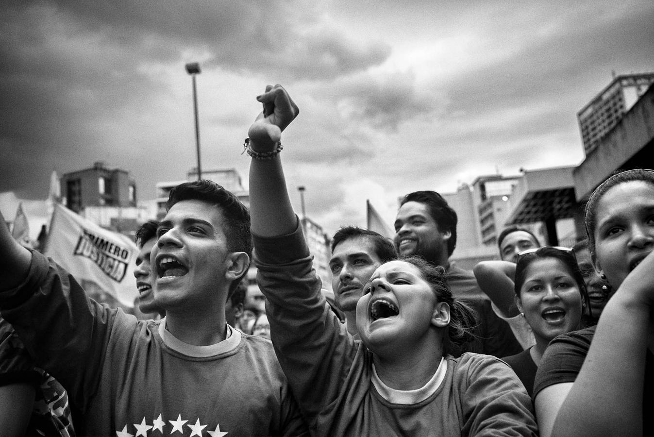 Seguidores de la Mesa de Unidad Democrática durante la clausura de un acto del partido Primero Justicia en diciembre de 2015 en Caracas. 