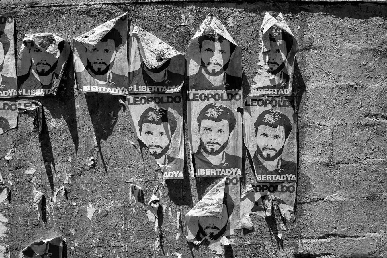 Carteles con el rostro del por entonces preso político Leopoldo López en junio de 2018, en los que se exige su libertad sobre un muro de Caracas. 