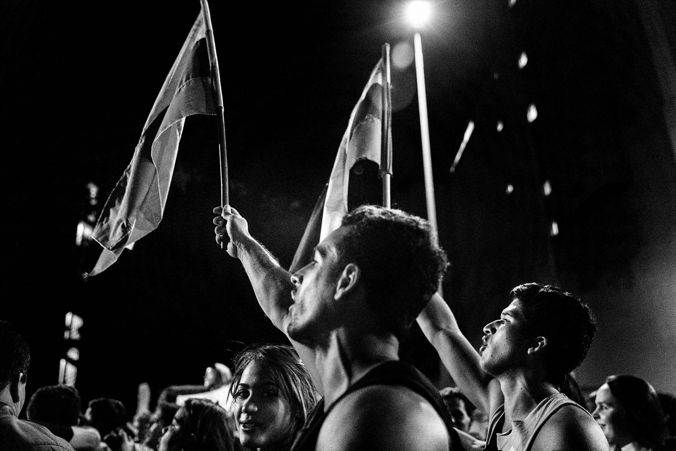 Loss seguidores de la oposición venezolana cantan el himno nacional en diciembre de 2015 frente a la sede de la Mesa de Unidad Democrática (MUD). 