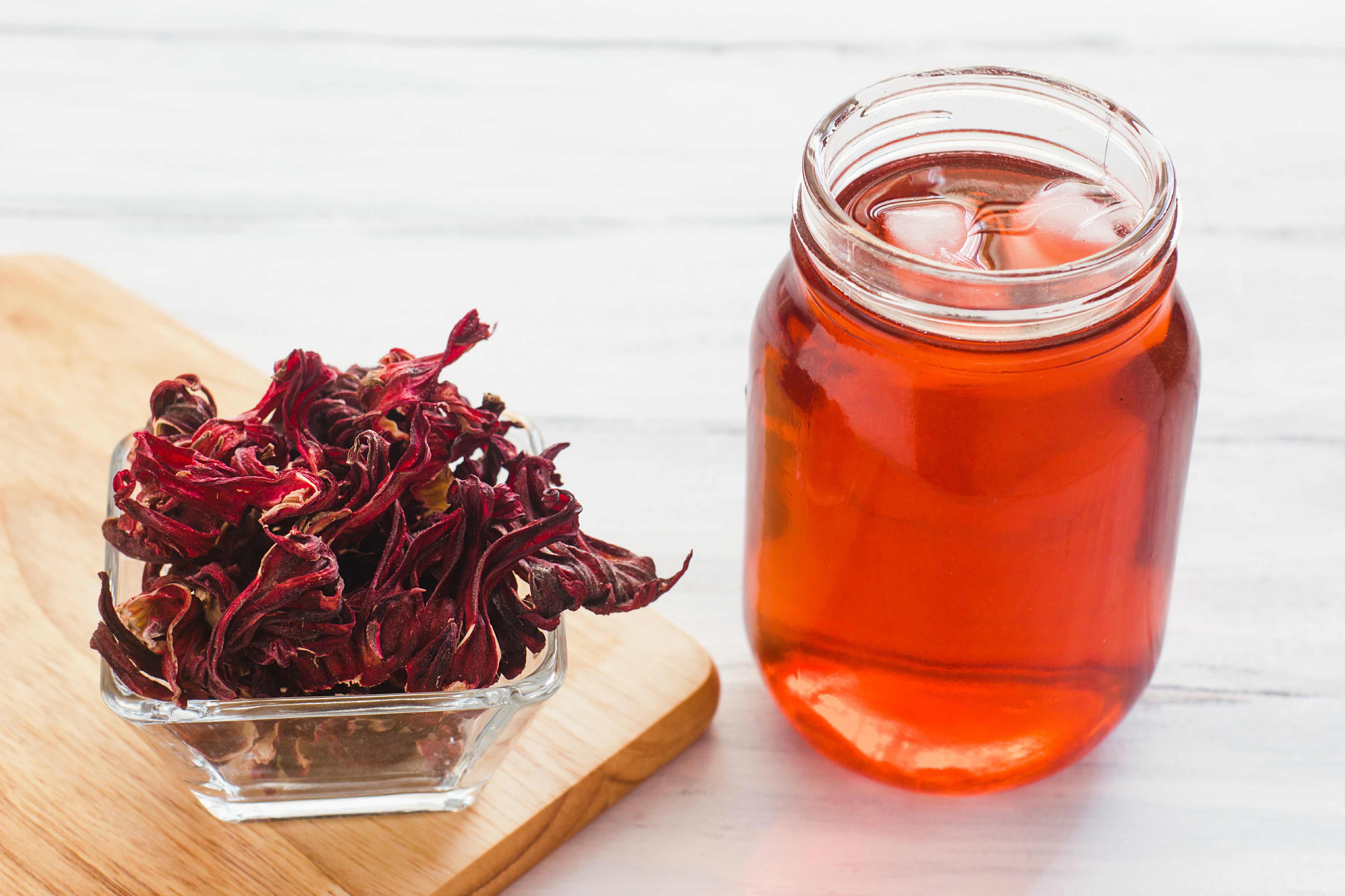 Agua de Jamaica. Aunque la mayoría de bebidas navideñas suelen tener mala fama, lo cierto es que el agua de Jamaica es una bebida saludable si la haces tú. Explica la dietista-nutricionista Elisa Escorihuela que está hecho principalmente de hibisco, que contiene sustancias bioactivas que pueden favorecer a nuestra salud.