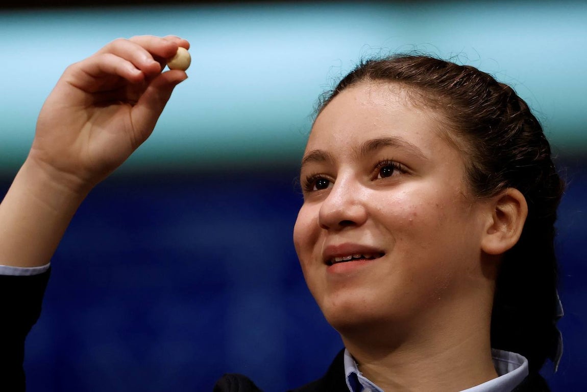 Aya Ben Hamdouch Chaaraqui canta emocionada el segundo premio. 