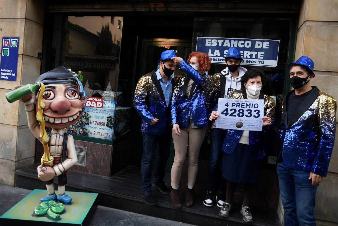 Los trabajadores de una administración de Oviedo celebran haber vendido el cuarto premio. 