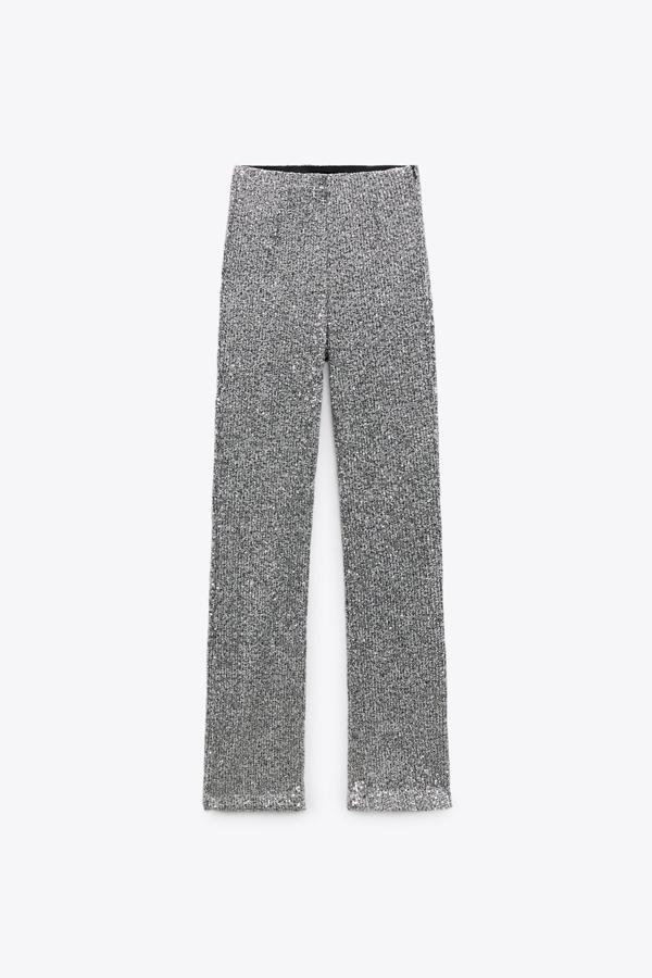 Pantalón 'wide leg' de lentejuelas en color plata con tiro alto y cintura elástica de Zara (39,95€)