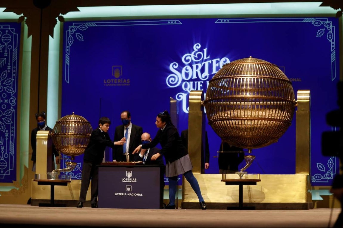 La pareja formada por Luis y Yanisse inaugura el sorteo. 