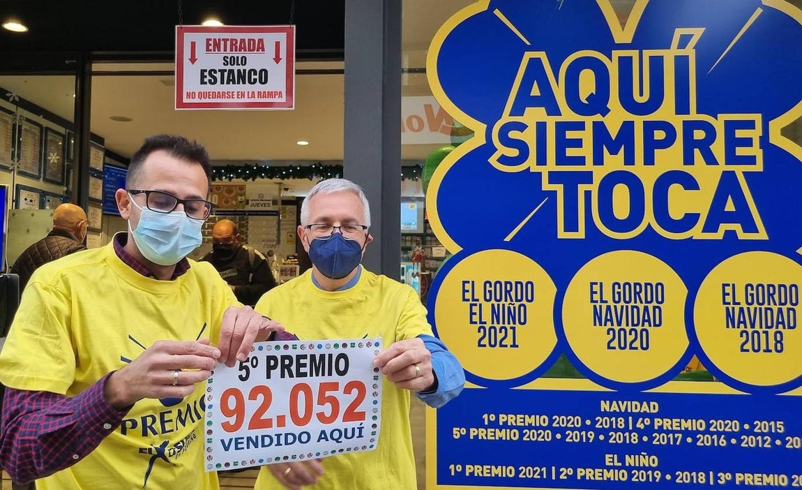 Los loteros de la administración de Porriño (Pontevedra) posan con el cartel del quinto premio. 