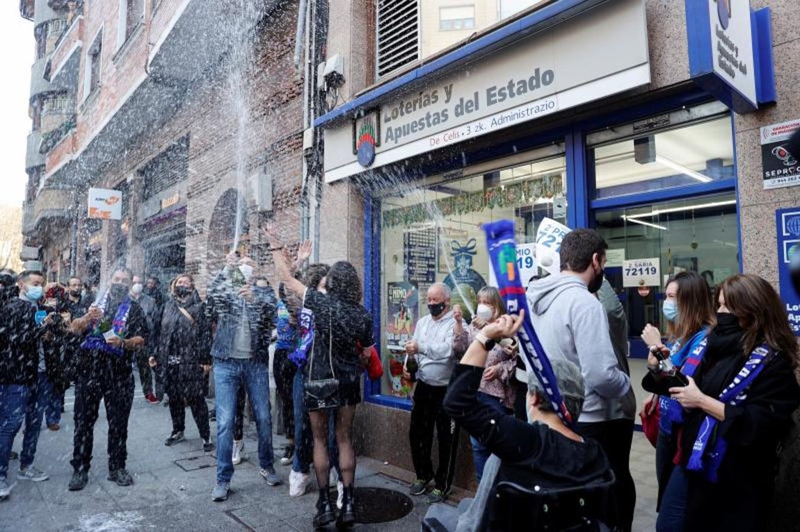 La lotera y el equipo de balonmano femenino de la localidad celebran el segundo premio del Sorteo Extraordinario de la Lotería de Navidad, el 72119, que ha caído este miércoles íntegro en Basauri. 