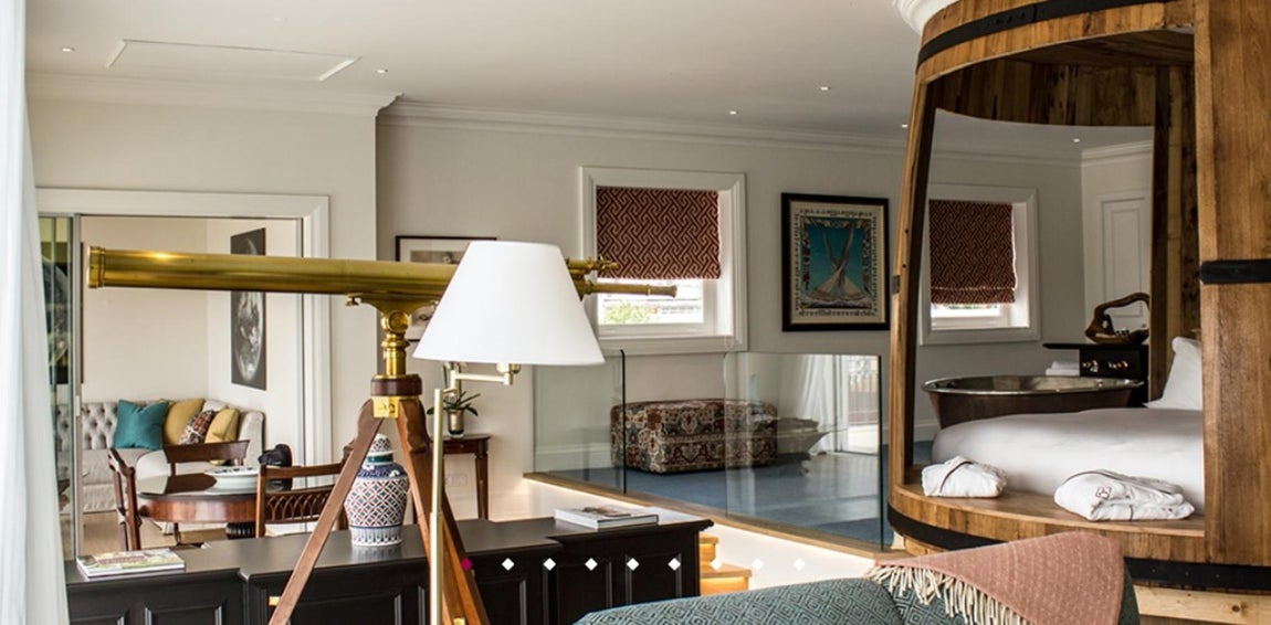 El lujoso hotel de Iker Casillas y Sara Carbonero en Oporto. El hotel consta de 80 habitaciones de las cuales 20 son de tipo suite, y es ahí donde reside su punto fuerte, pues ofrecen todo tipo de servicios y detalles para que la estancia se convierta en una experiencia inolvidable. Los precios iniciales rondan los 2.000 euros, pero pueden llegar a alcanzar los 5.000 en el caso de la suite presidencial (que parece ser la favorita de la pareja).