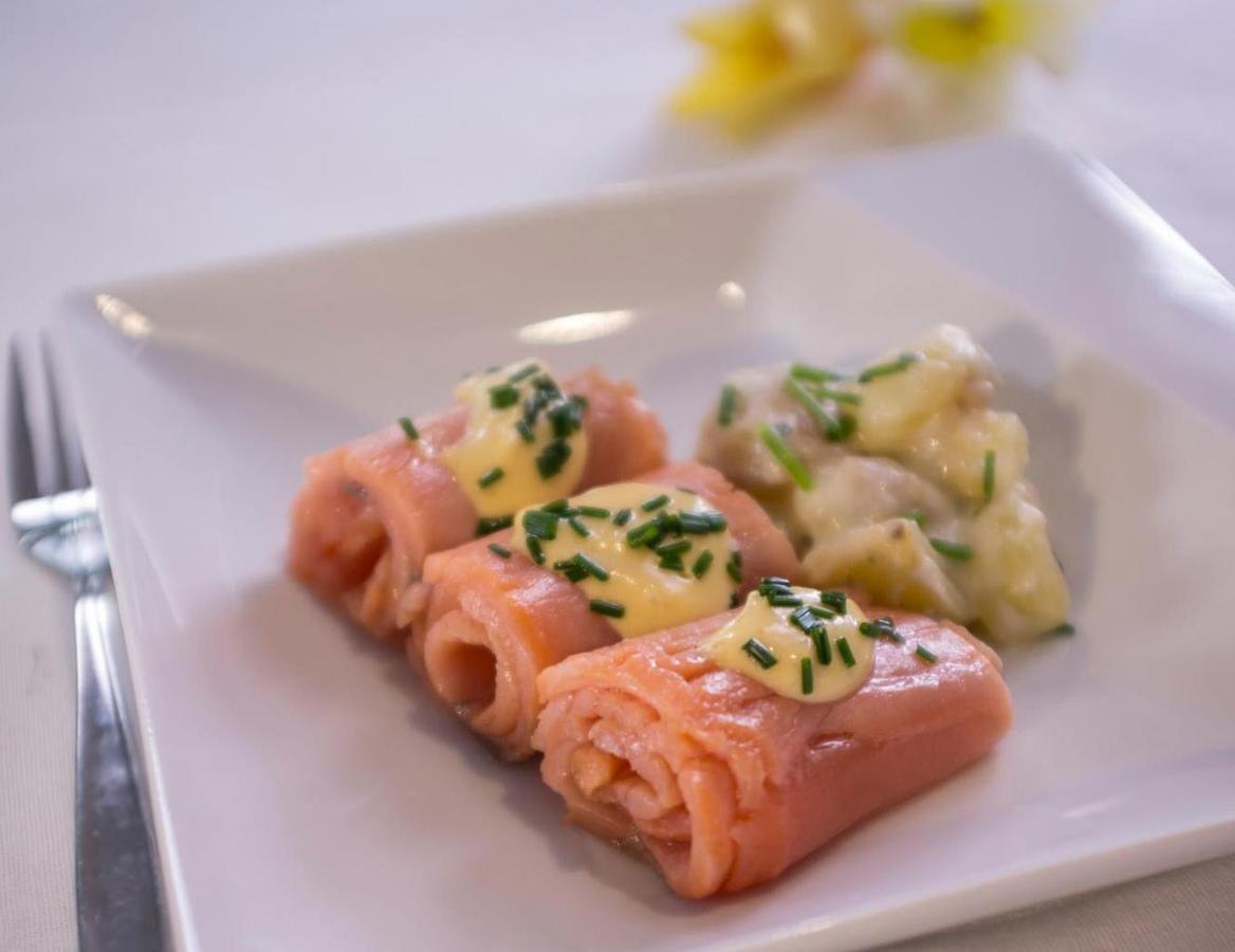 Rollitos de salmón. Para preparar estos rollitos de salmón ahumado noruego se enrollan las lonchas y se cocinan al horno a 200º durante 2 minutos, se añade la salsa casera (mostaza Dijon, <a href="https://www.abc.es/bienestar/alimentacion/recetas-saludables/abci-receta-mayonesa-casera-nunca-corta-202012040313_video.html" target="_blank">mayonesa casera</a> y eneldo fresco). Para decorar, <a href="https://www.abc.es/bienestar/alimentacion/recetas-saludables/abci-como-hacer-patatas-microondas-plato-ligero-solo-diez-minutos-202011140139_noticia.html" target="_blank">patatas </a>cocidas y cebolleta picada.