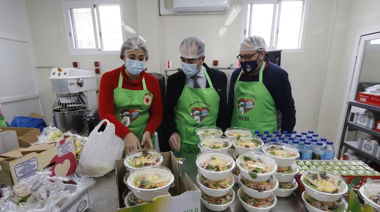 La elaboración de la cena de Navidad de Cocinillas CCF de Córdoba, en imágenes