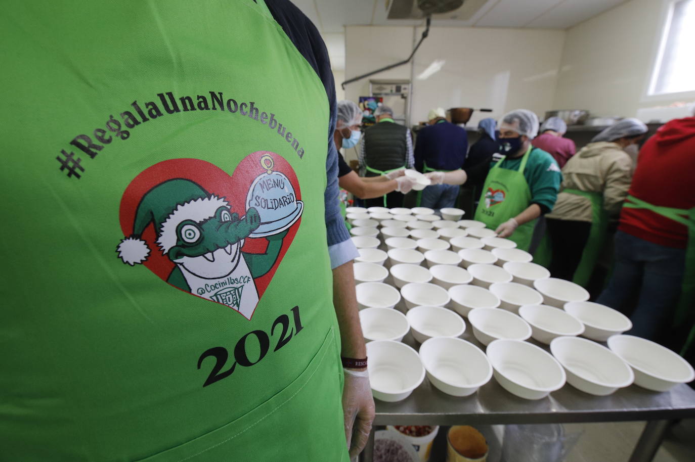 La elaboración de la cena de Navidad de Cocinillas CCF de Córdoba, en imágenes