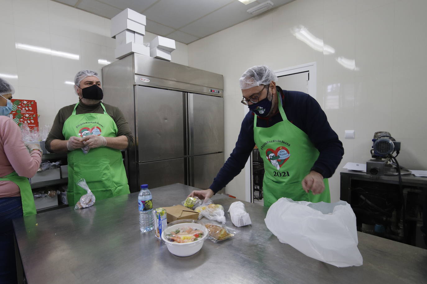 La elaboración de la cena de Navidad de Cocinillas CCF de Córdoba, en imágenes