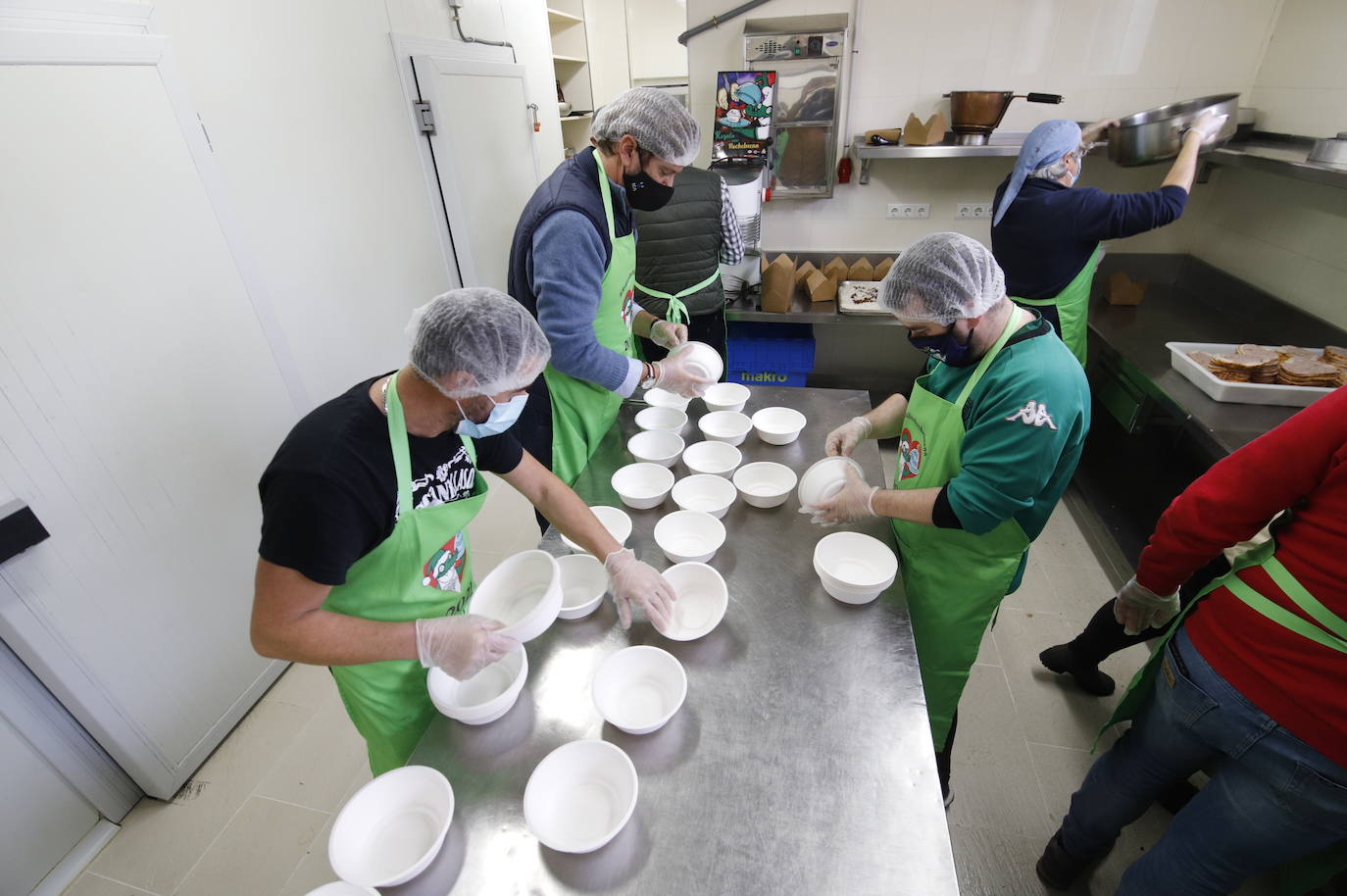 La elaboración de la cena de Navidad de Cocinillas CCF de Córdoba, en imágenes