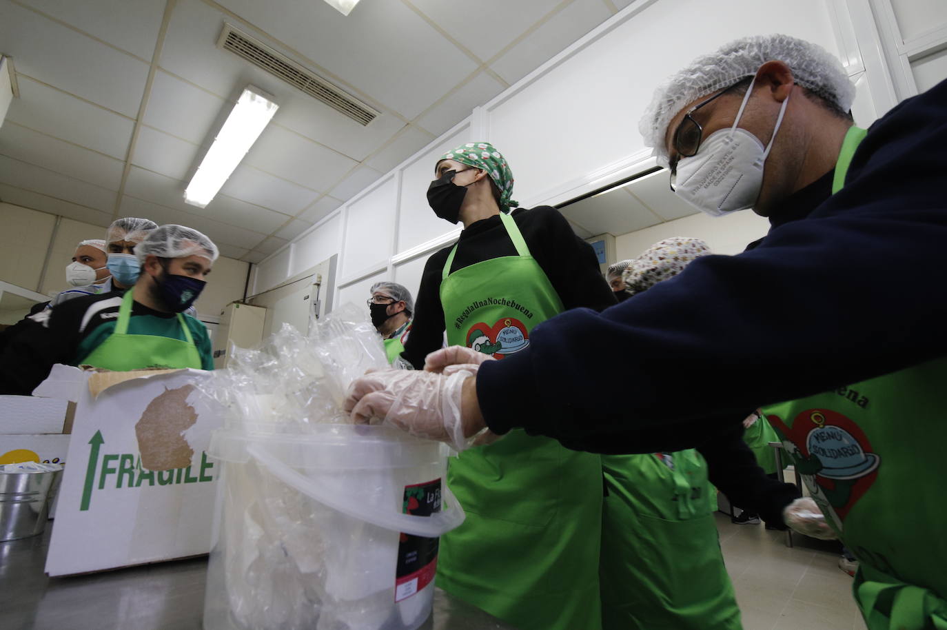 La elaboración de la cena de Navidad de Cocinillas CCF de Córdoba, en imágenes