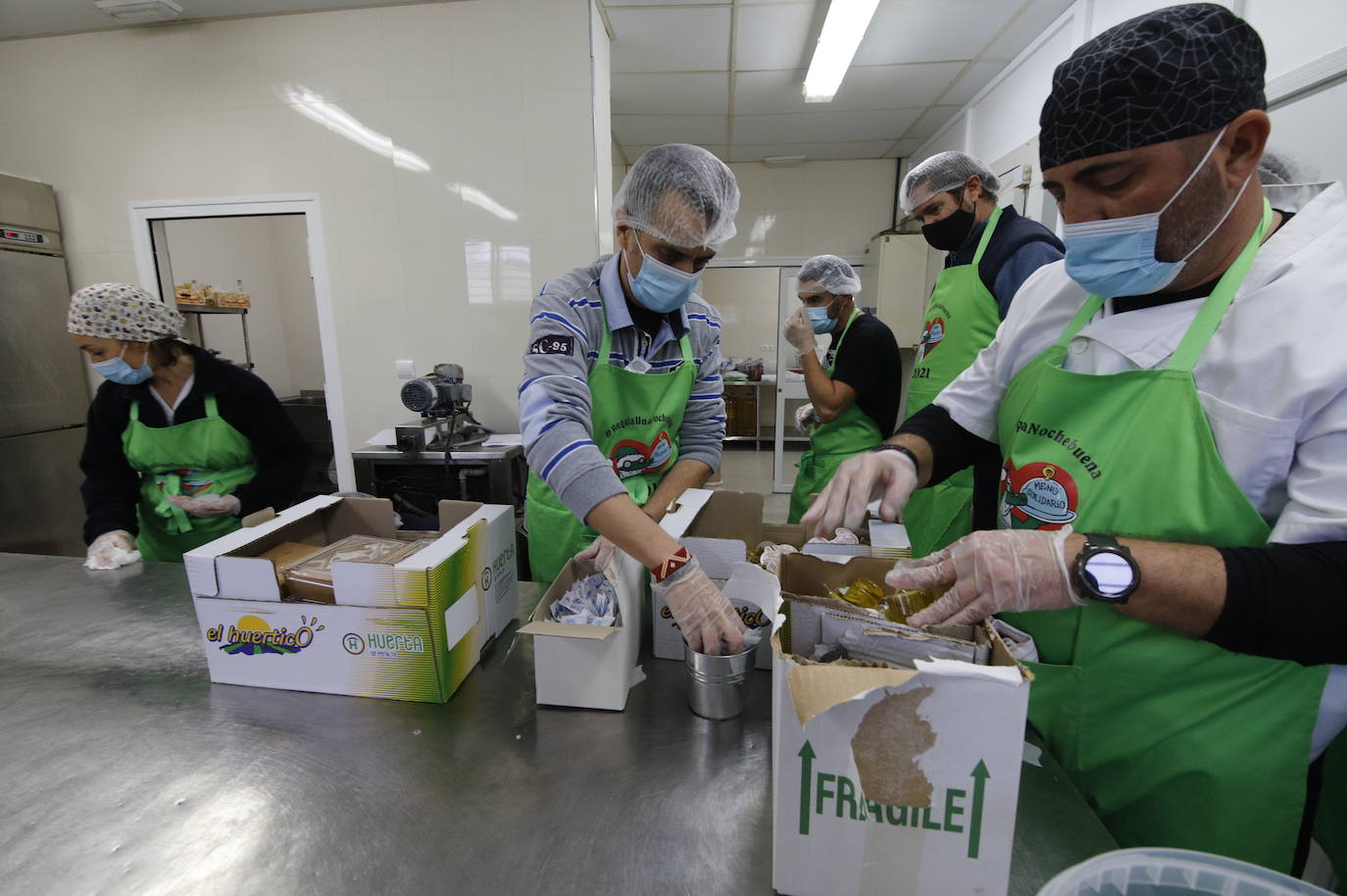 La elaboración de la cena de Navidad de Cocinillas CCF de Córdoba, en imágenes