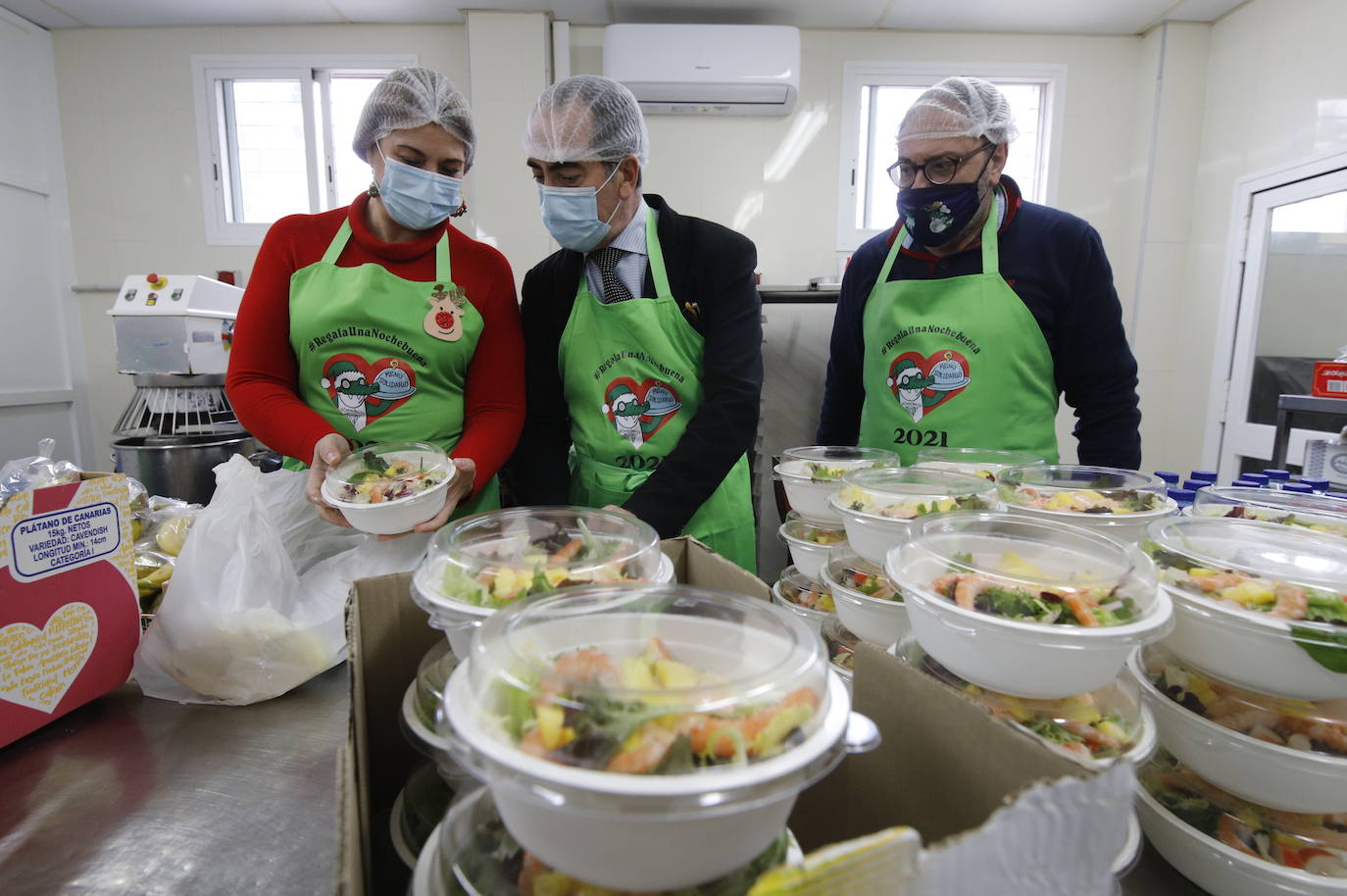 La elaboración de la cena de Navidad de Cocinillas CCF de Córdoba, en imágenes