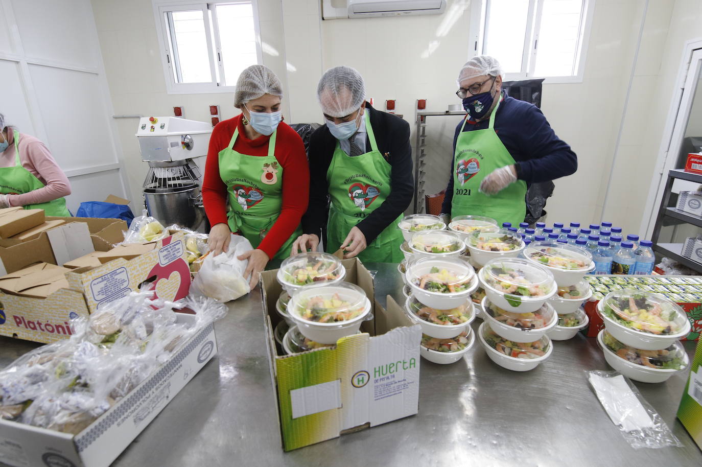 La elaboración de la cena de Navidad de Cocinillas CCF de Córdoba, en imágenes