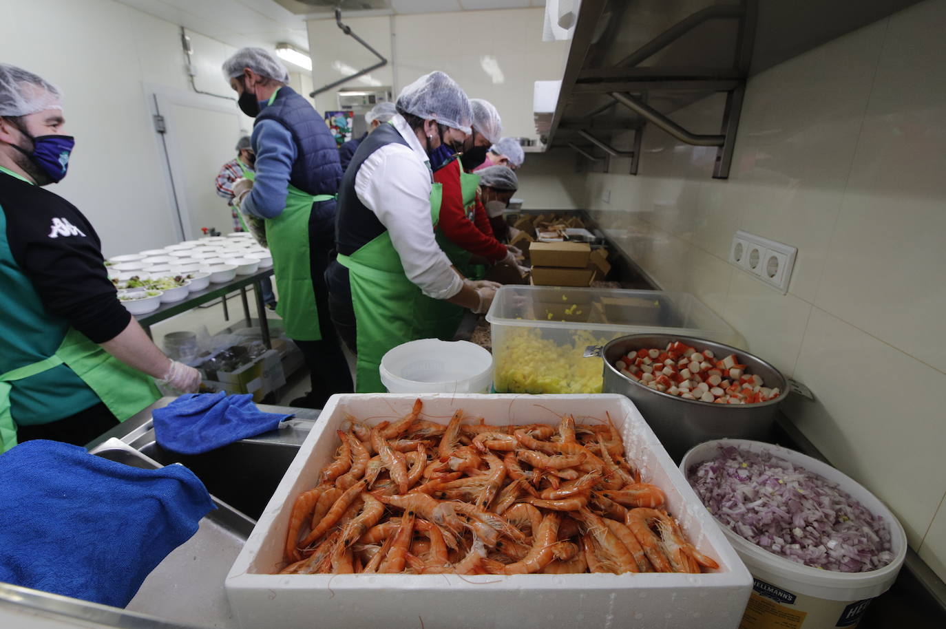 La elaboración de la cena de Navidad de Cocinillas CCF de Córdoba, en imágenes