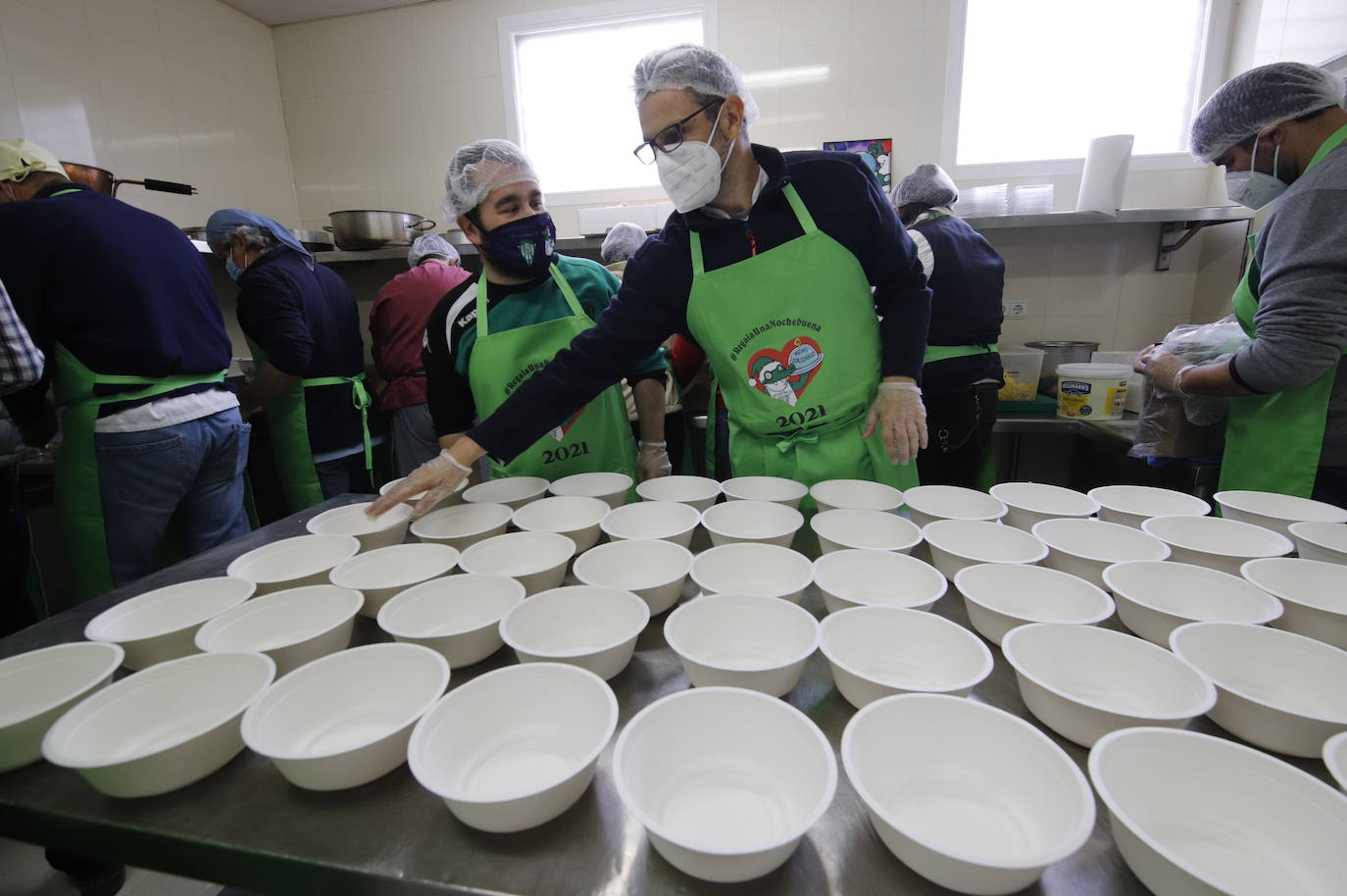 La elaboración de la cena de Navidad de Cocinillas CCF de Córdoba, en imágenes