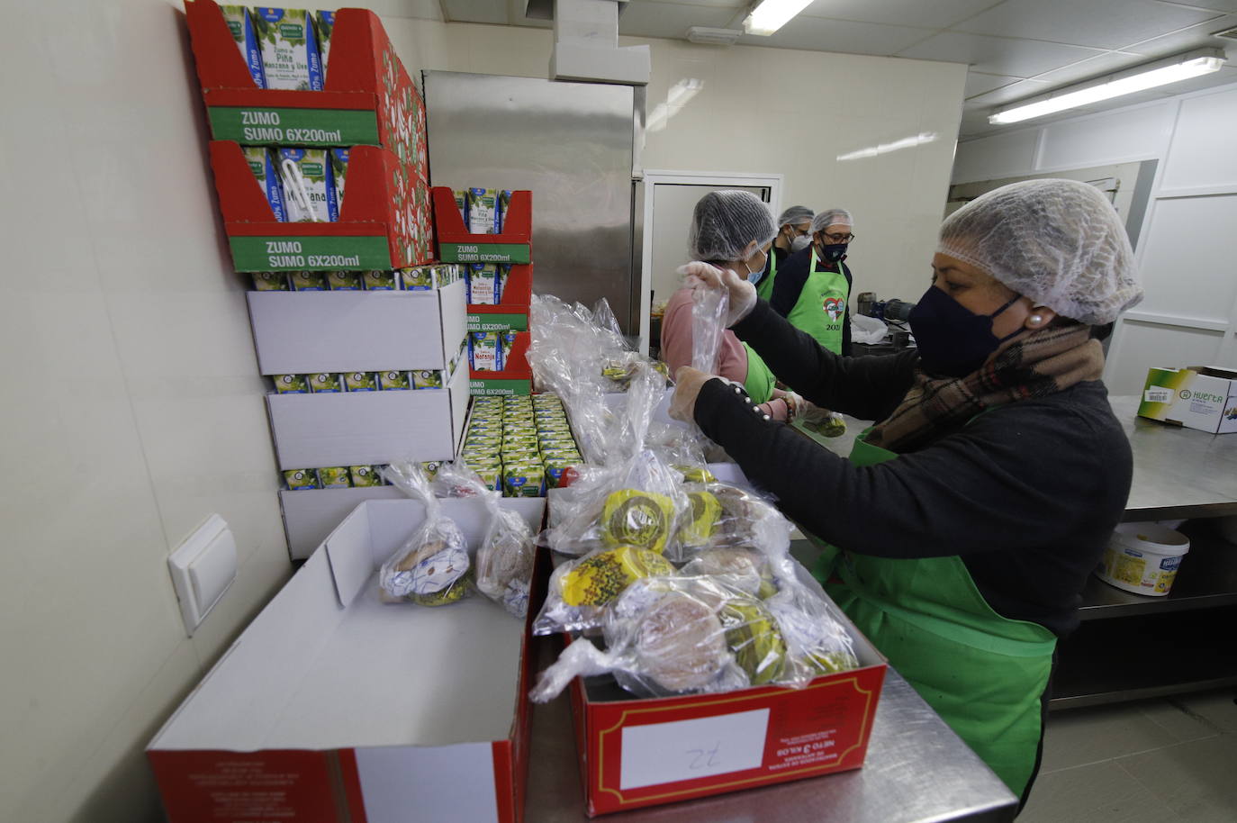 La elaboración de la cena de Navidad de Cocinillas CCF de Córdoba, en imágenes