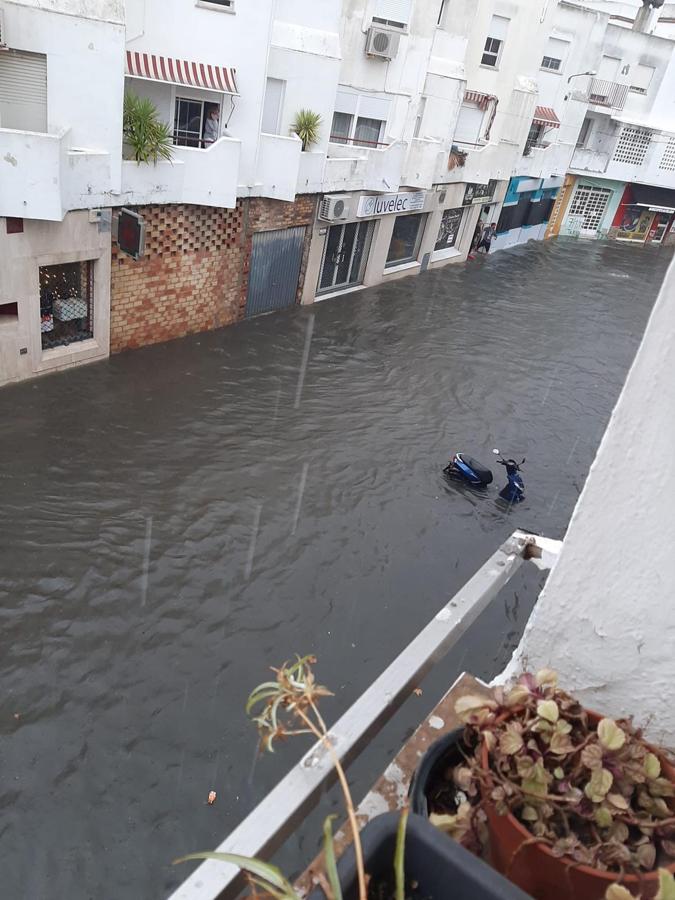 FOTOS: Calles anegadas y locales inundados tras la intensa lluvia en la provincia de Cádiz