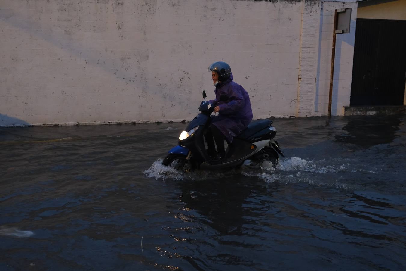 FOTOS: Calles anegadas y locales inundados tras la intensa lluvia en la provincia de Cádiz