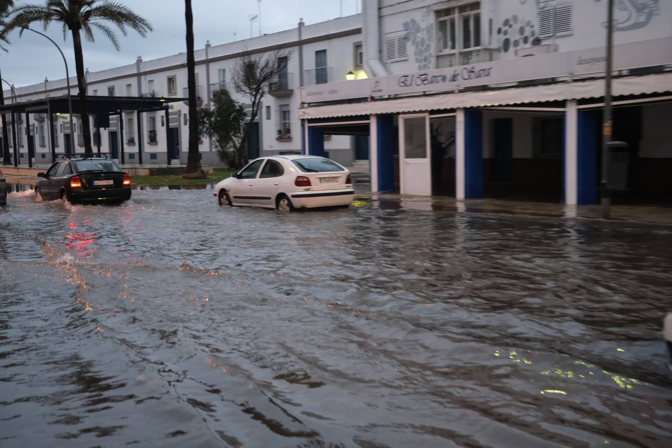 FOTOS: Calles anegadas y locales inundados tras la intensa lluvia en la provincia de Cádiz