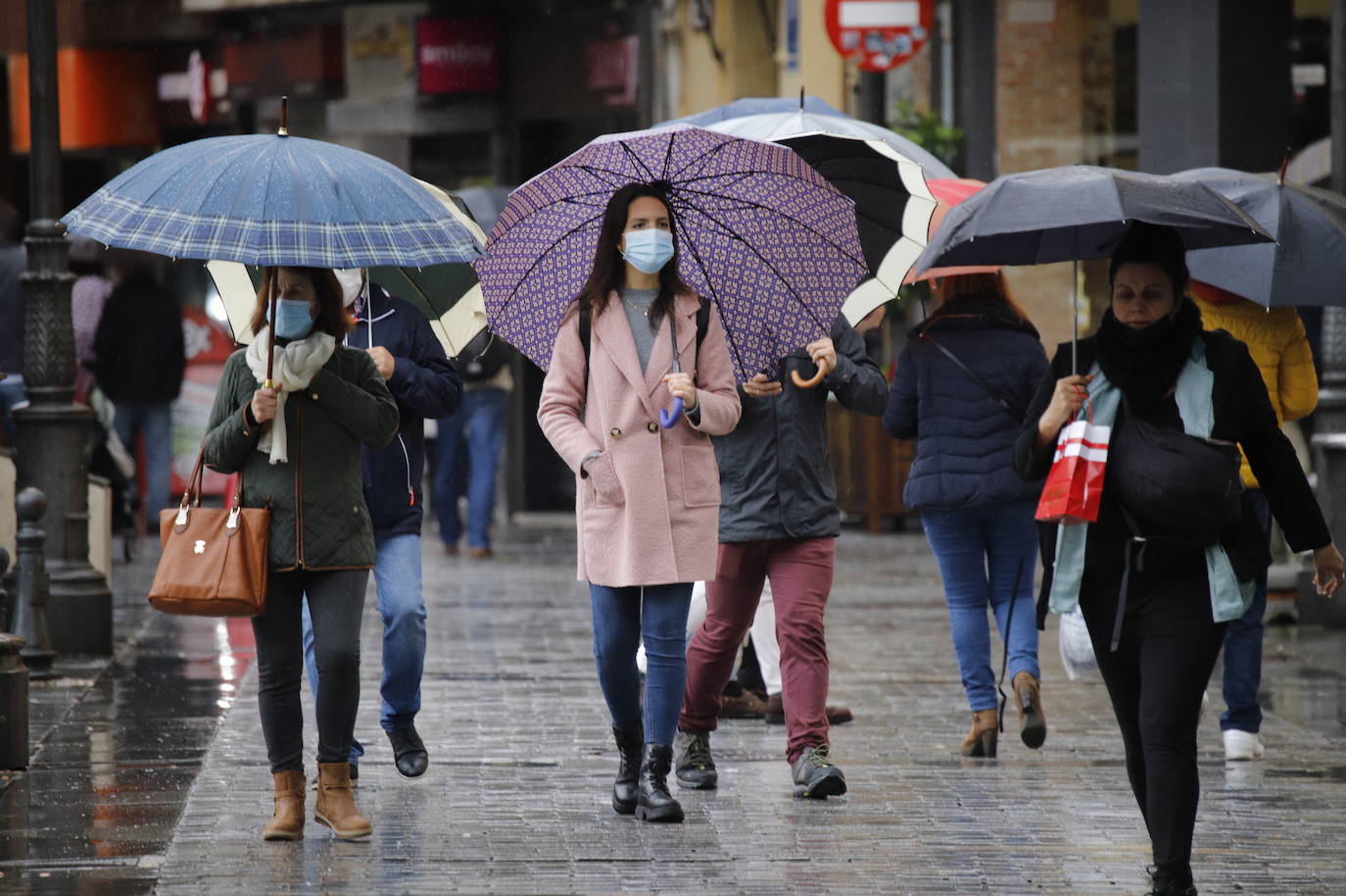 El primer día de la vuelta de las mascarillas a las calles en Córdoba, en imágenes