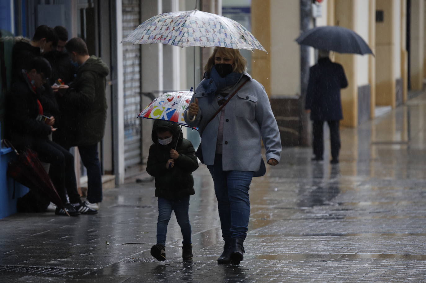 El primer día de la vuelta de las mascarillas a las calles en Córdoba, en imágenes